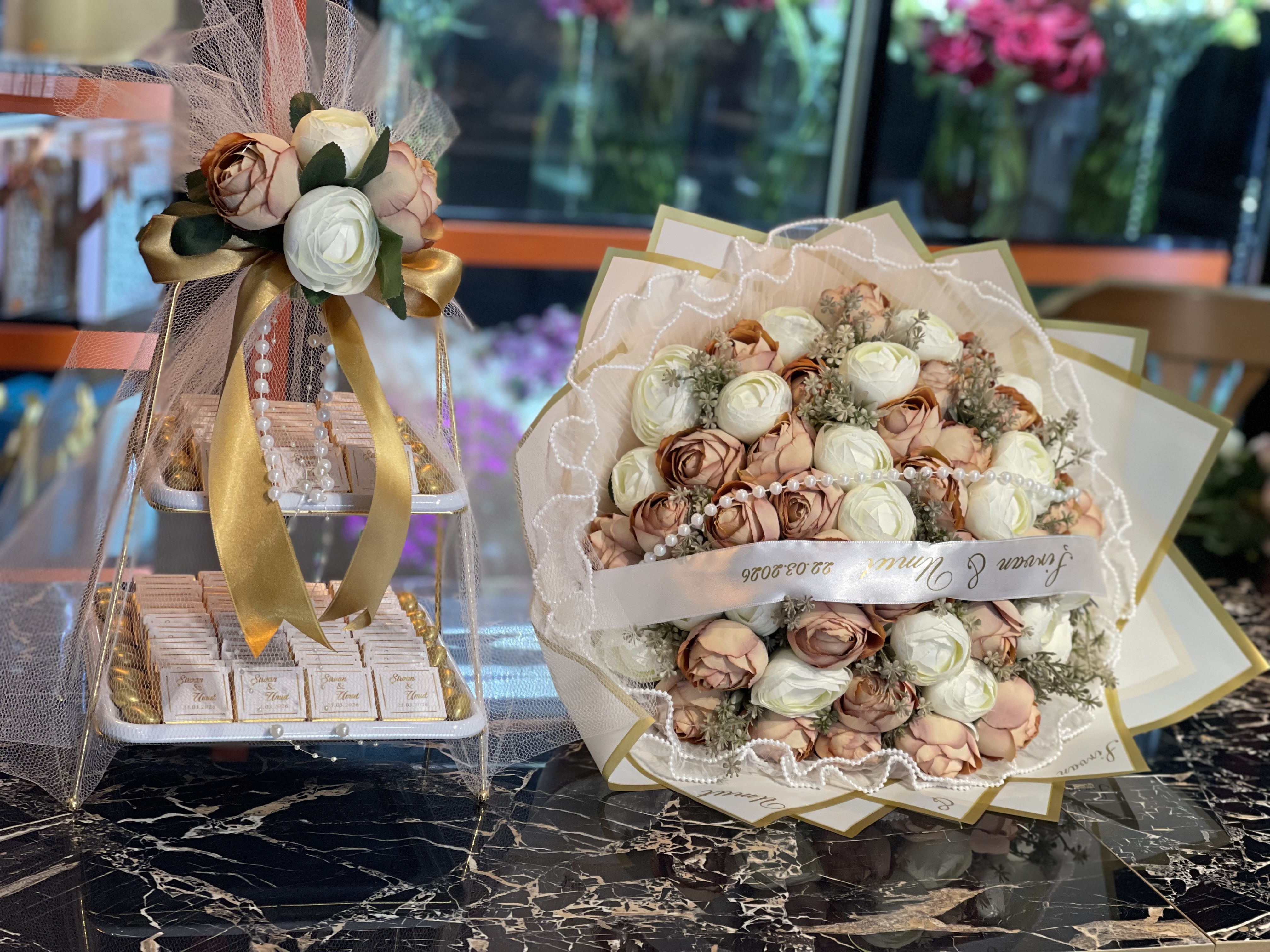 Yapay Şakayık Buketi ve Çikolata