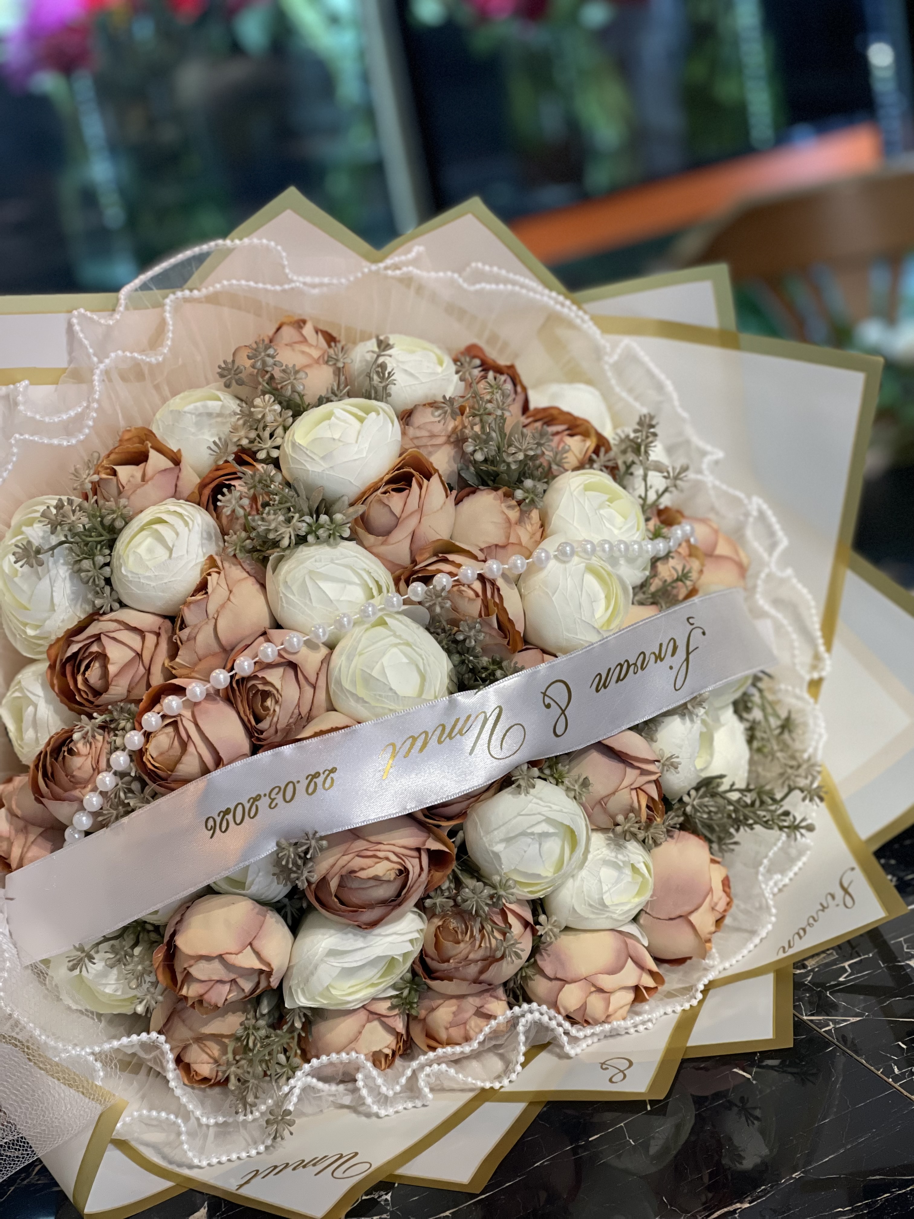 Yapay Şakayık Buketi ve Çikolata