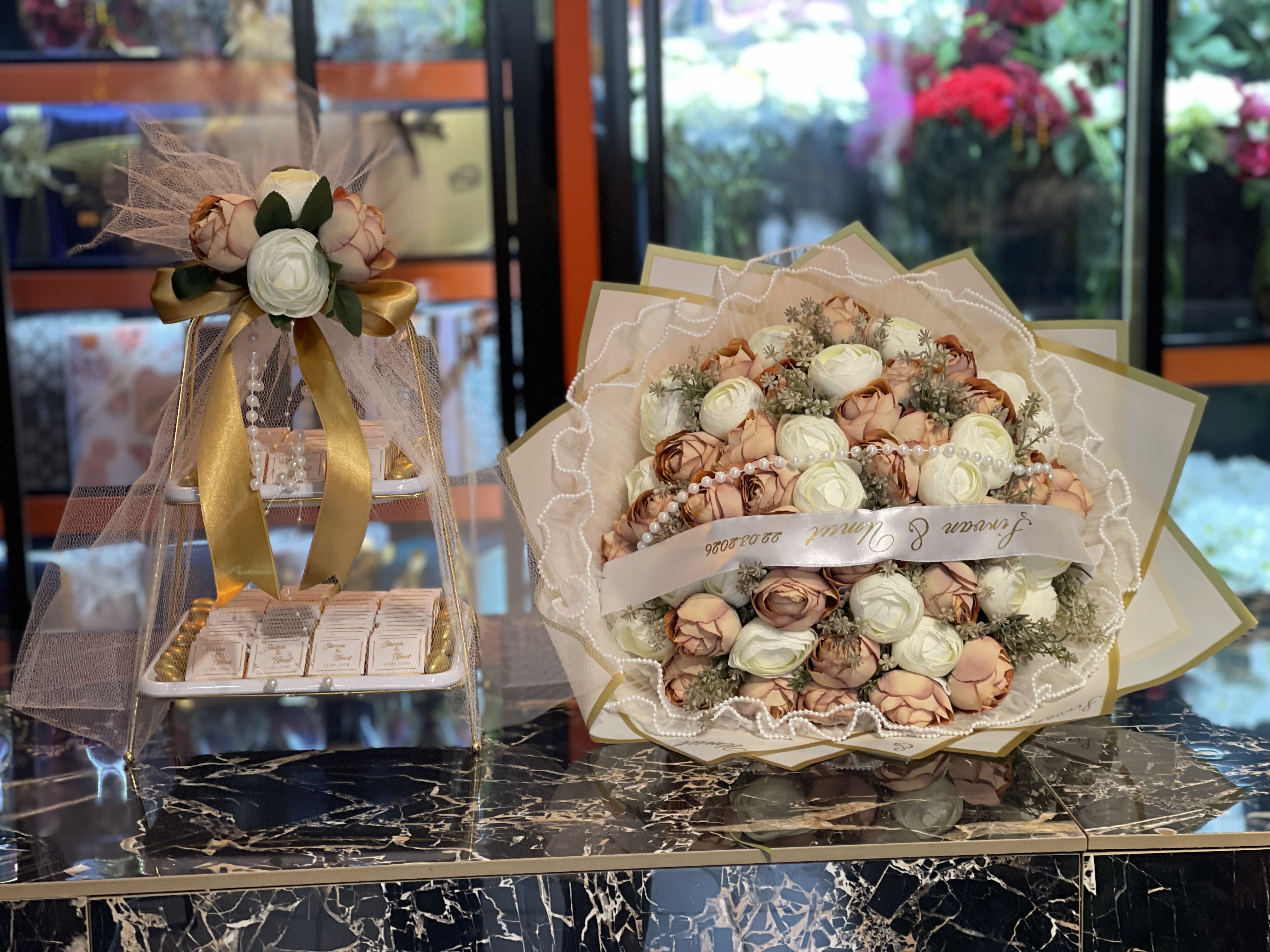 Yapay Şakayık Buketi ve Çikolata