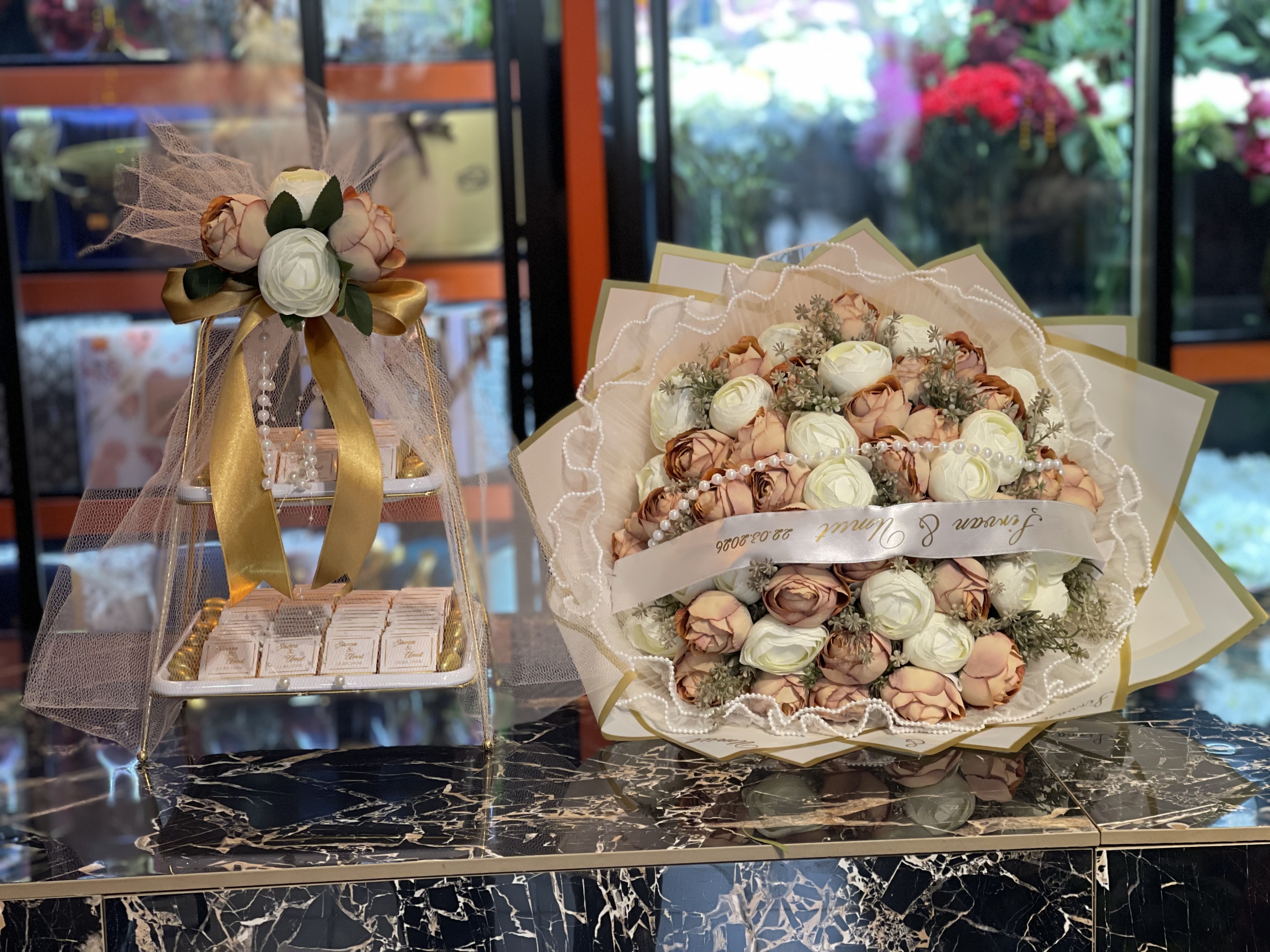 Yapay Şakayık Buketi ve Çikolata